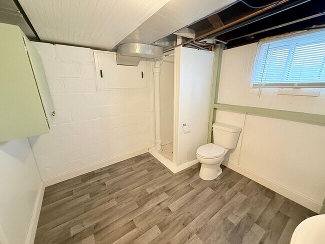 Building Photo - 5BR Home with Fenced Backyard, Firepit & Bonus Space