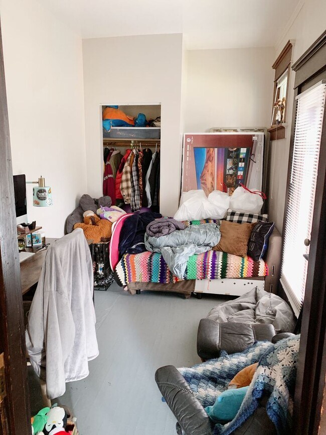 Building Photo - PRELEASE: 7 bdrm/2 bath in the York Neighborhood!