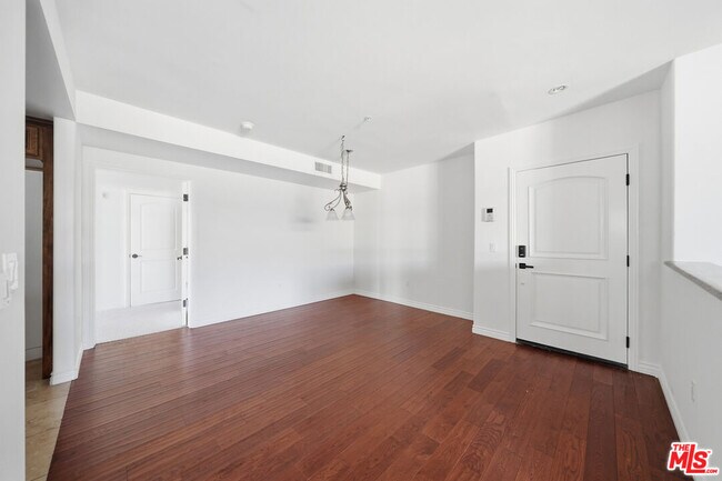 Building Photo - 4733 Elmwood Ave