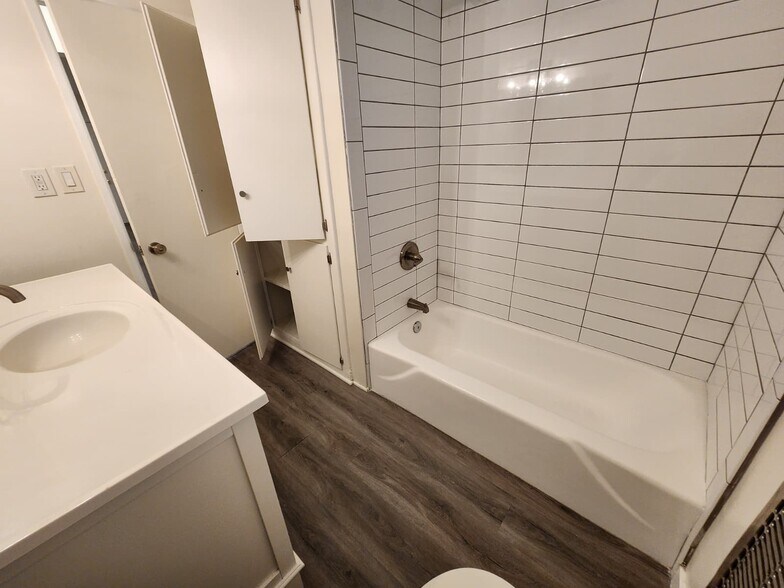 Building Photo - 701 S Osage Ave