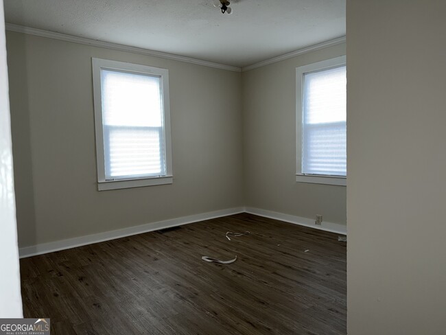 Building Photo - 1011 Walnut Ave SE