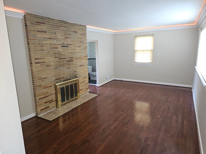 Living room - 9503 Hale Pl