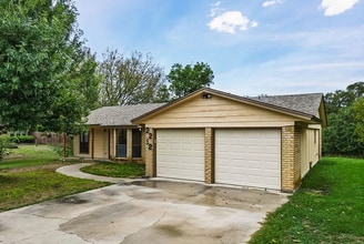 Building Photo - 2212 Phyllis Dr