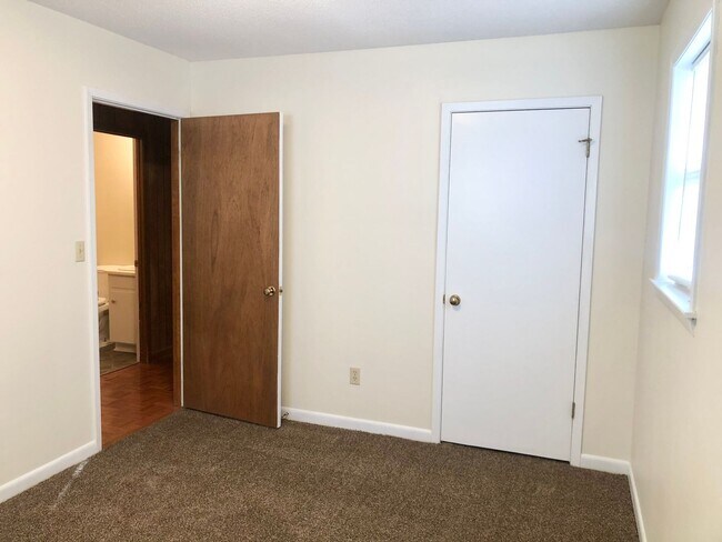 Building Photo - 812 Glenwood Rd