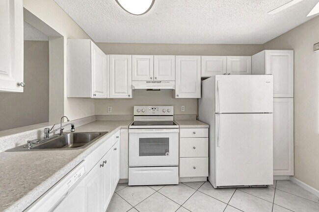 Building Photo - 6795 Huntington Ln