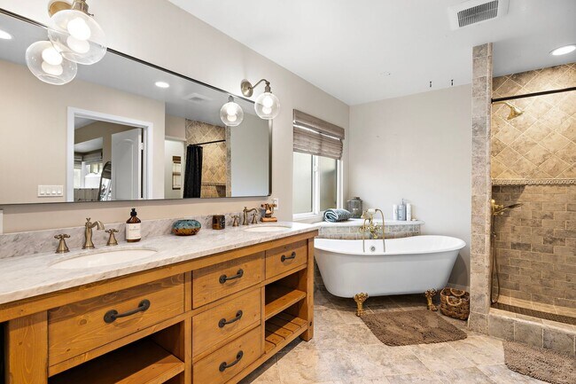 Building Photo - Beautifully Remodeled Rossmoor Home in a P...