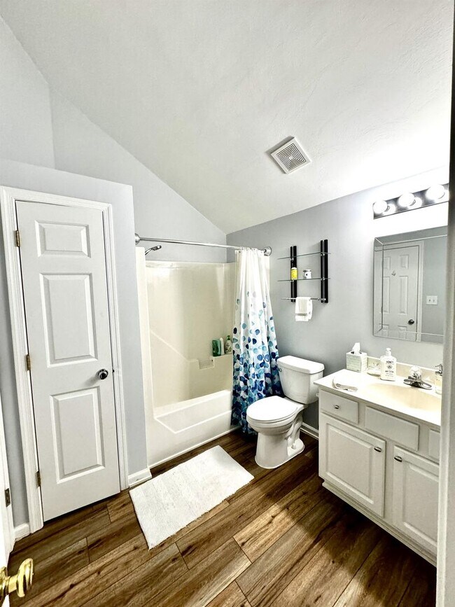 Building Photo - Beautiful 3 bed, 2.5 bath home with a spac...