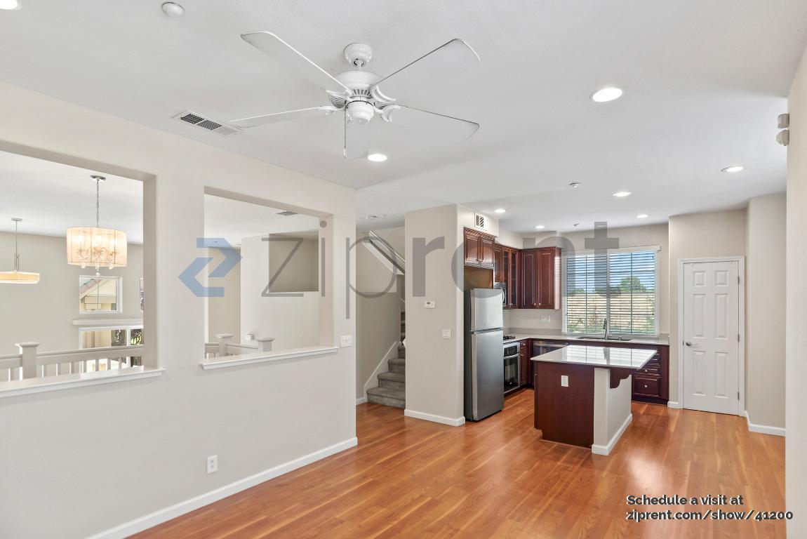Building Photo - 1076 Sapphire Terrace