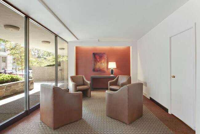 Building Photo - 522 21st St NW