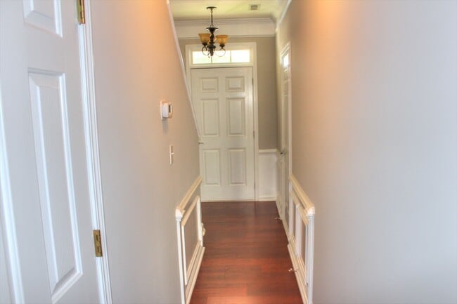 Building Photo - Great End Unit Townhome- Located in Mid-to...