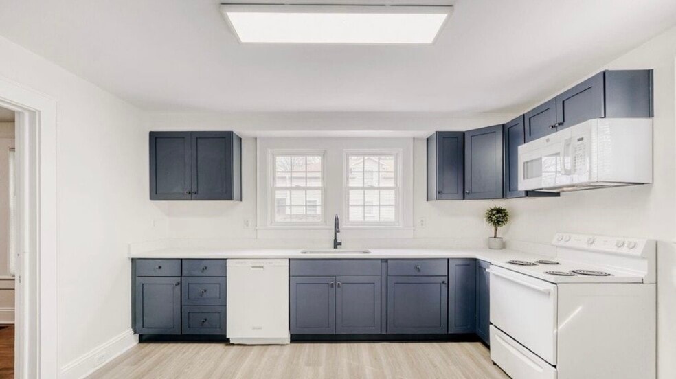 Building Photo - 639 E Iredell Ave