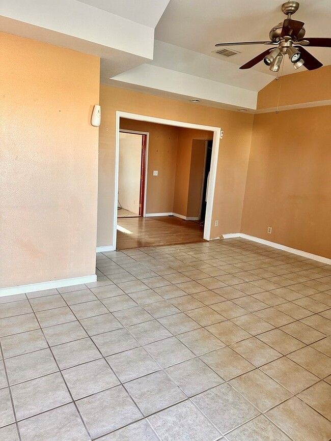 Building Photo - 2621 N Vega Ave
