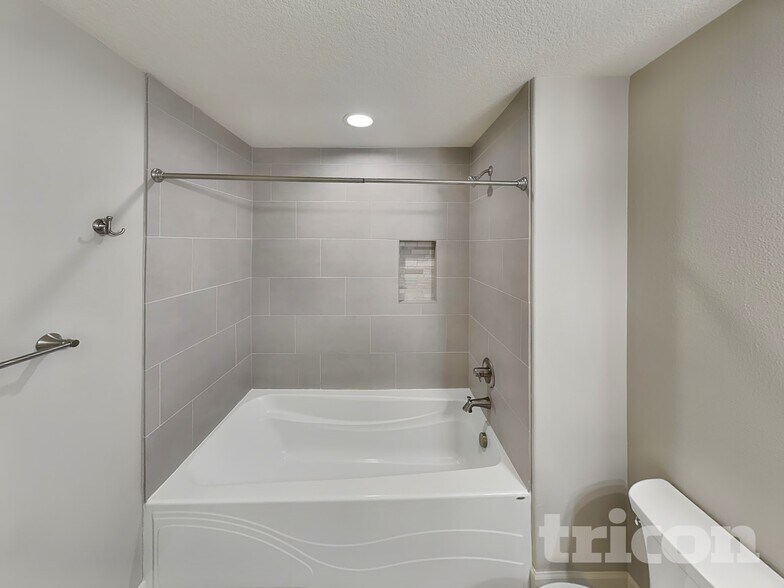 Building Photo - 2604 NE 175th St