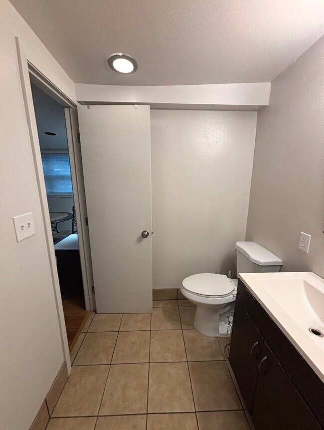 Building Photo - 928 Main St