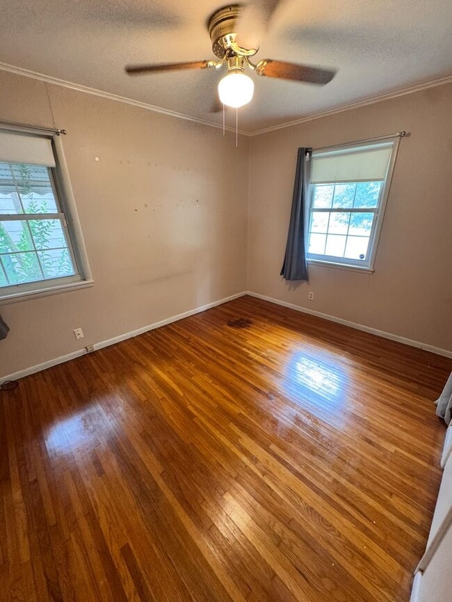 Building Photo - 3 bedroom, 1 bath home in the Hoover Neigh...