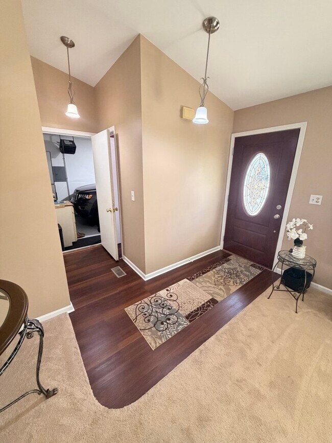 Building Photo - 1219 Huntington Dr