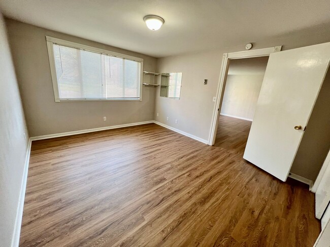 Building Photo - Spacious 1 Bed Apartment Right Across from...