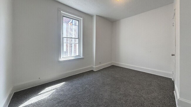 Building Photo - Philly Bi-Level: Modern & Bright