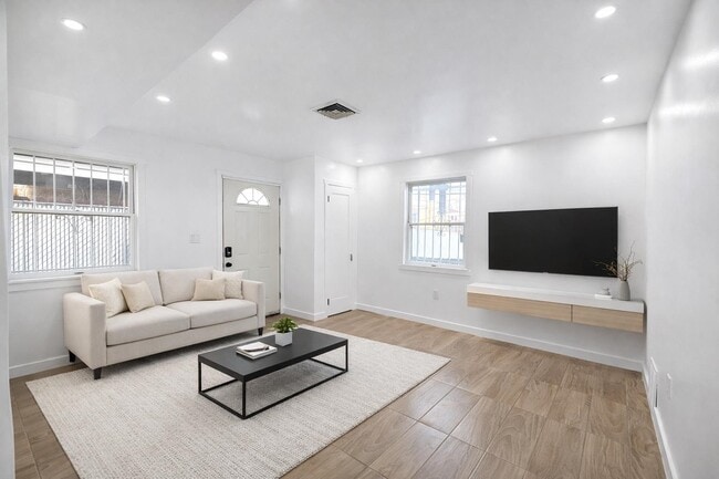 Building Photo - 87 Merseles St