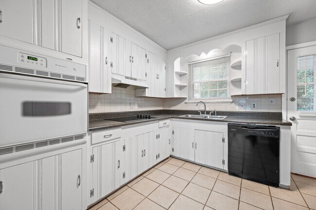 Building Photo - 4620 Golf Park Dr