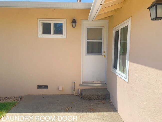 Building Photo - 3 bedroom home w/ large shop & office space!