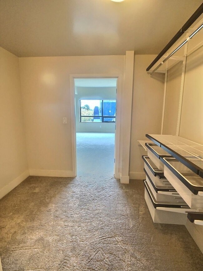 Building Photo - Fantastic 2 Bedroom/2 Bathroom Condo For R...