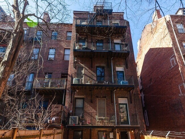 Building Photo - 1662 Washington St