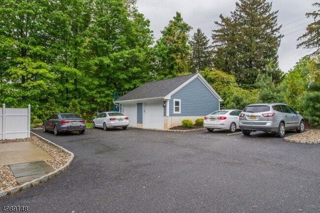 Building Photo - 64 Kent Pl Blvd