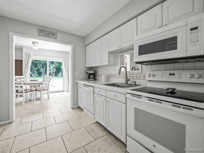 Building Photo - 3500 Fieldview Ave