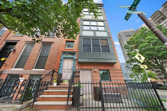 Building Photo - 2 Mercer St