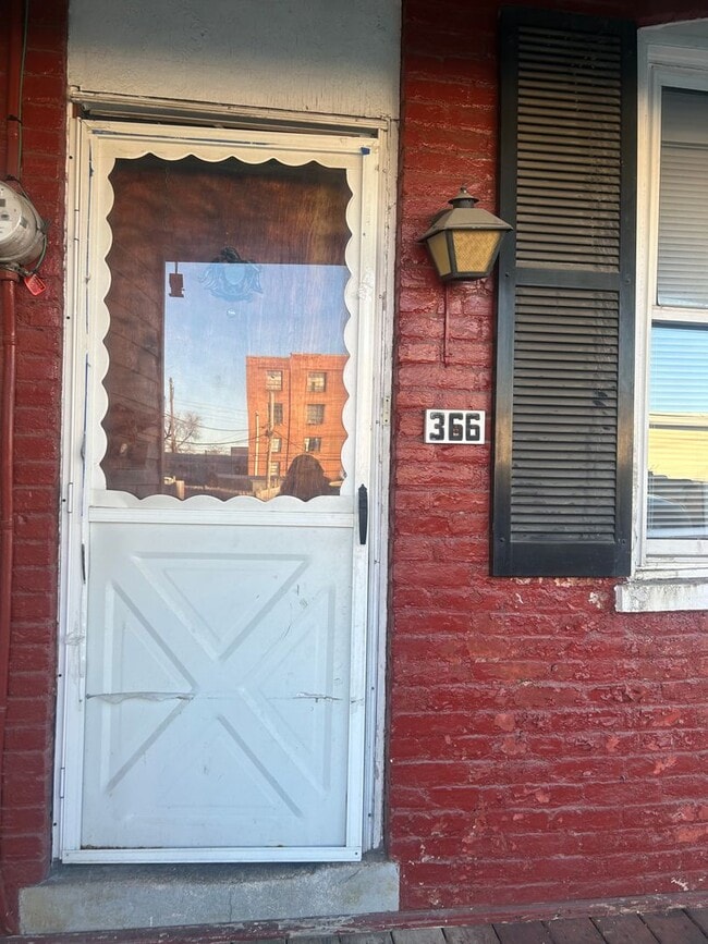 Building Photo - ACCEPTING SECTION 8 - 3 Bedroom 1 Bath Hom...