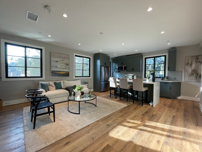 Building Photo - 1348 S Burnside Ave