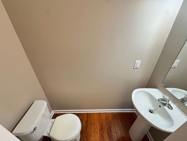 Building Photo - For Rent: Freshly Updated 3BR Townhome in ...