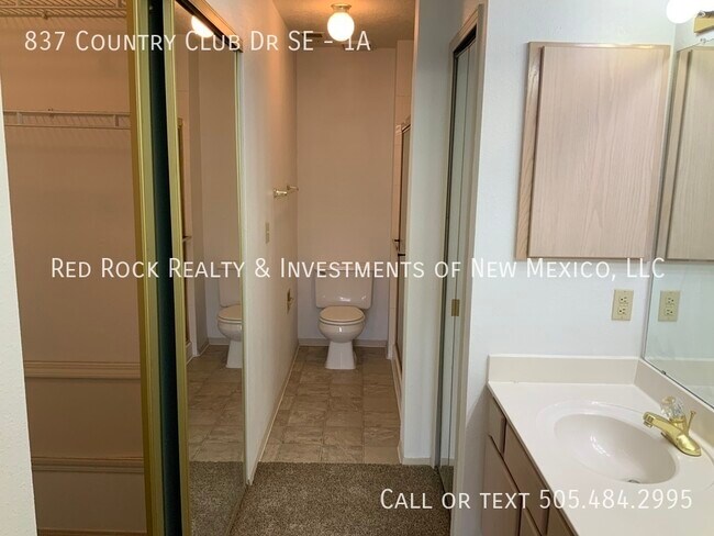 Building Photo - 837 Country Club Dr SE