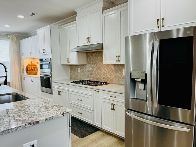 Building Photo - Beautiful 4BR Townhouse in Ballantyne