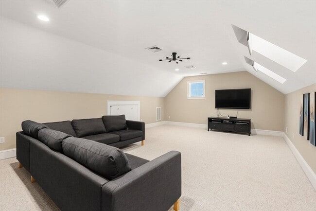 Building Photo - 11 Bobolink Rd