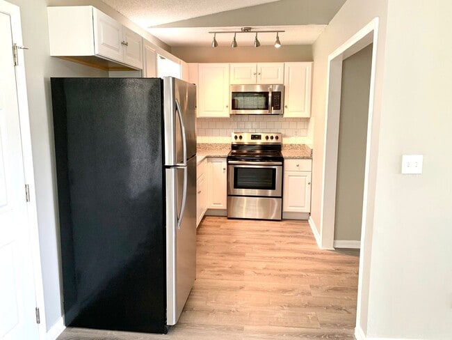 Building Photo - 208 State Line Rd