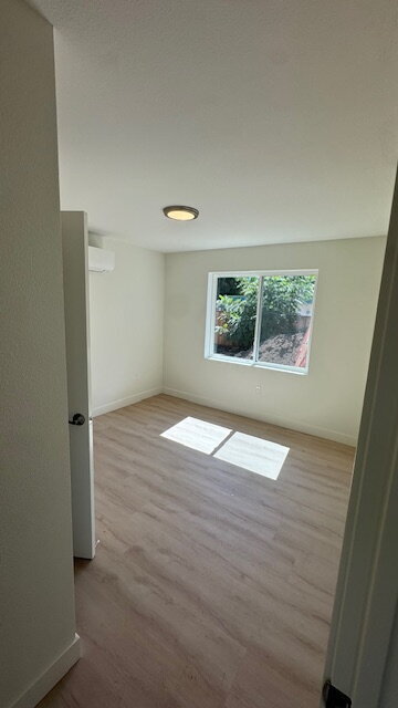 Building Photo - Move-in special: 50% off first month! **Br...