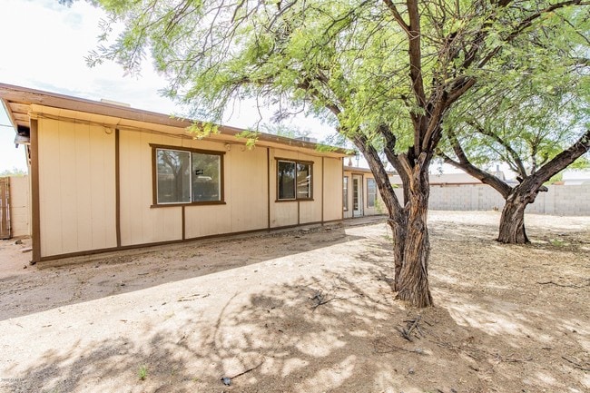 Building Photo - 4016 E Willow Ave