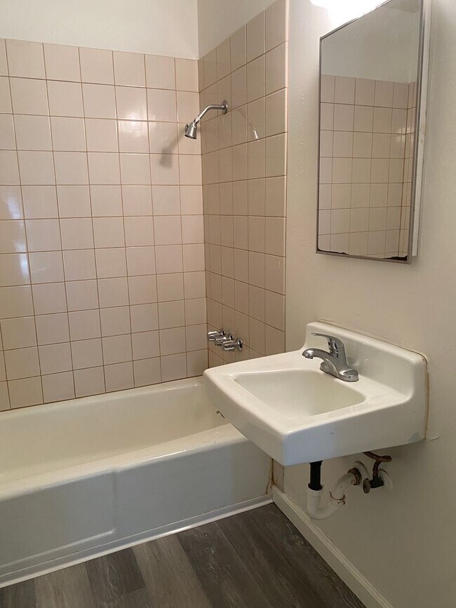 Building Photo - Charming 2 bedroom home