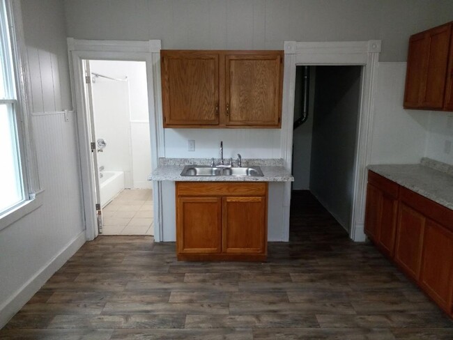 Building Photo - 2BR/1BA Section 8 Accepted