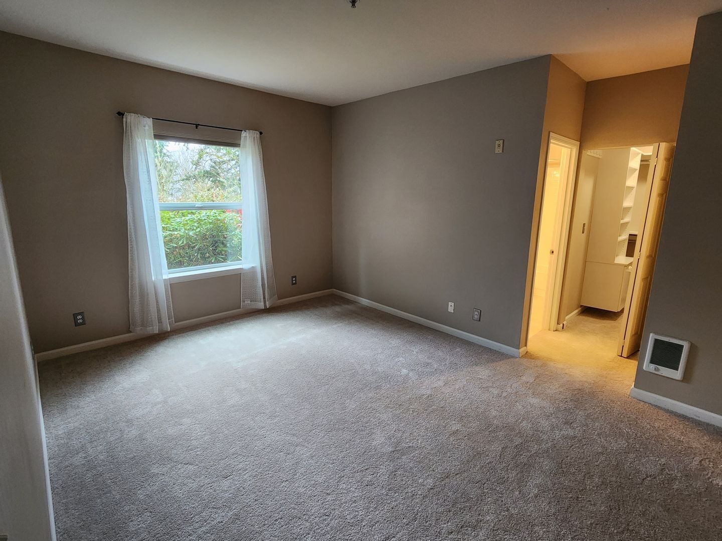 Building Photo - Large 1BR with New Carpeting!!!!
