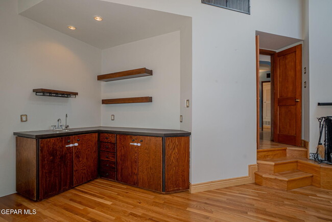 Building Photo - 727 McKelligon Dr
