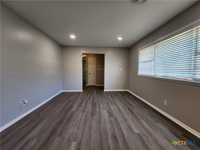 Building Photo - 273 Meadow Ave