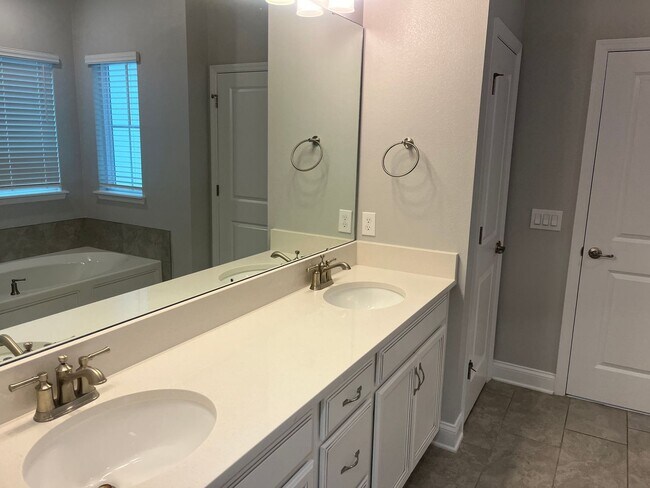 Building Photo - Welcome to this beautiful home located in the desirable Lake Mary