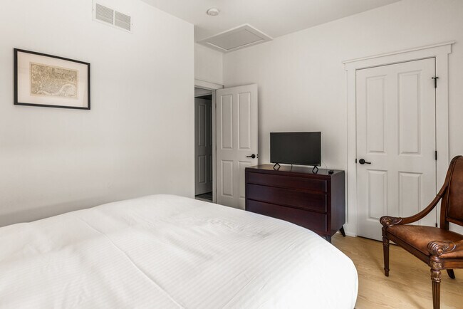 Building Photo - 1408 Pleasant St