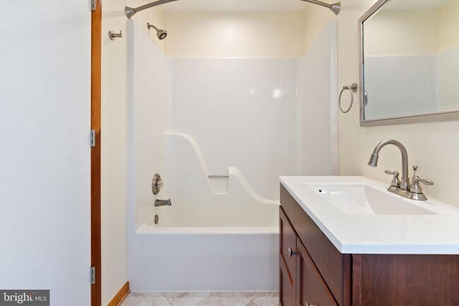 Building Photo - 39368 Longhill Ln