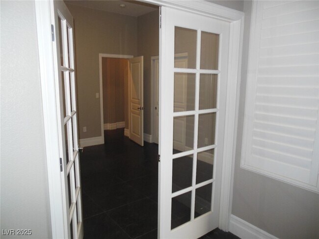 Building Photo - 10390 Blue Ginger Dr
