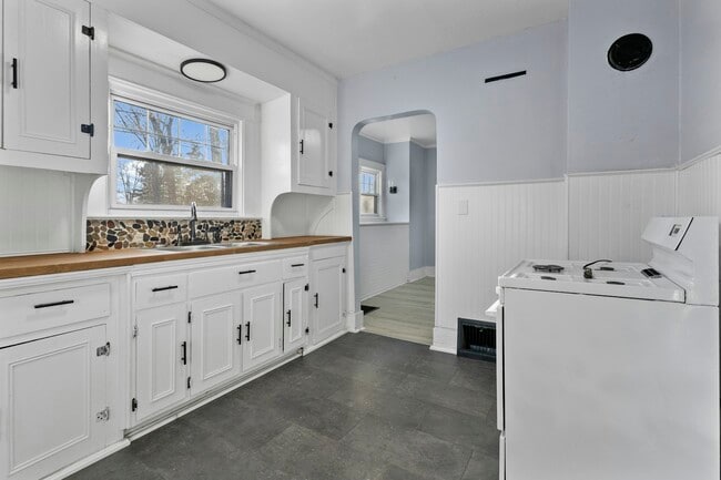 Building Photo - 906 Harrow Rd