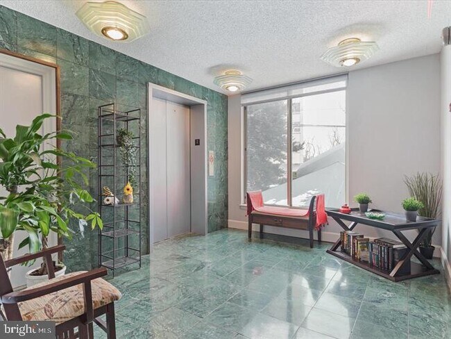 Building Photo - 1515 S Arlington Ridge Rd